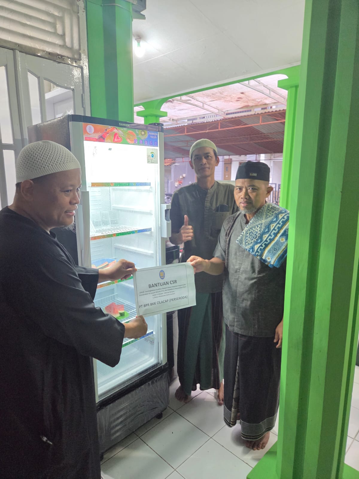 Bantuan dana berupa 1 buah showcase  Frezzer untuk masjid Roudlotul Mu'minin 
