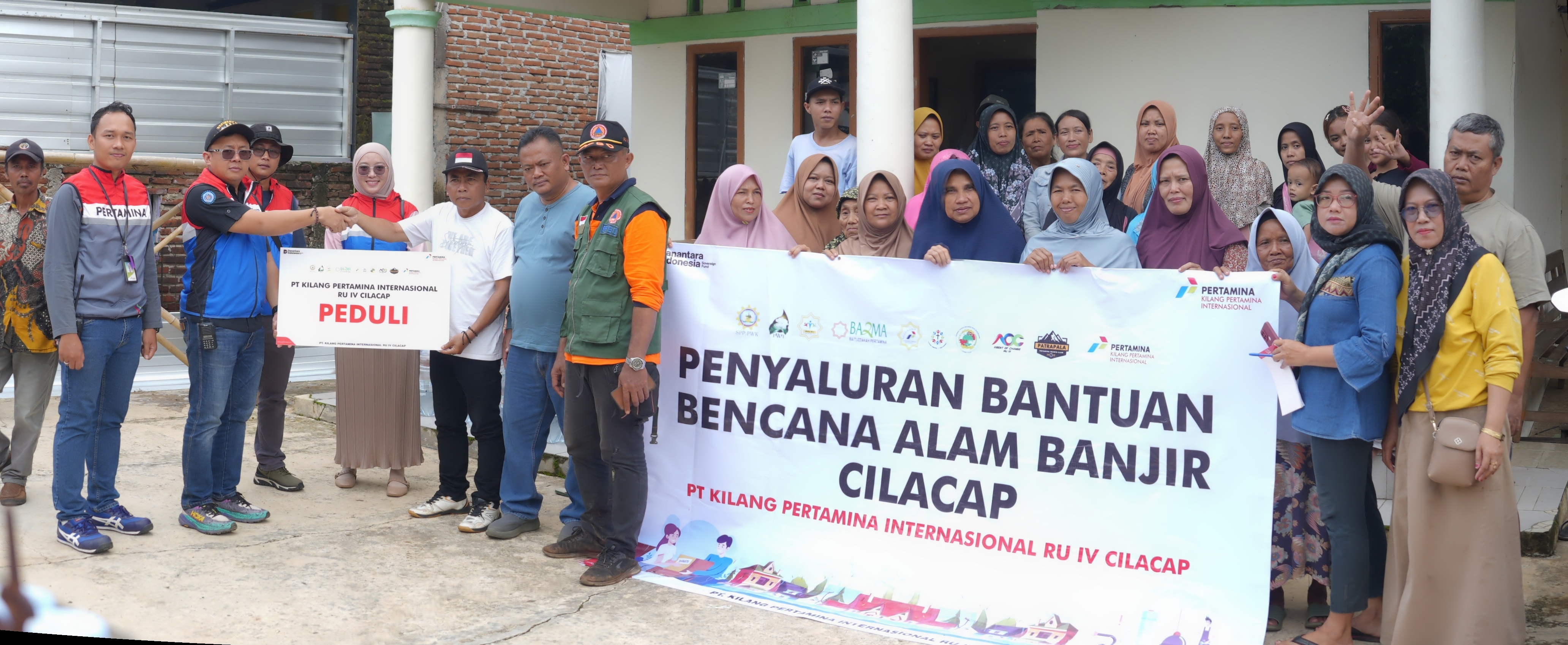 Warga korban bencana banjir bandang di Desa Adimulya Kecamatan Wanareja 