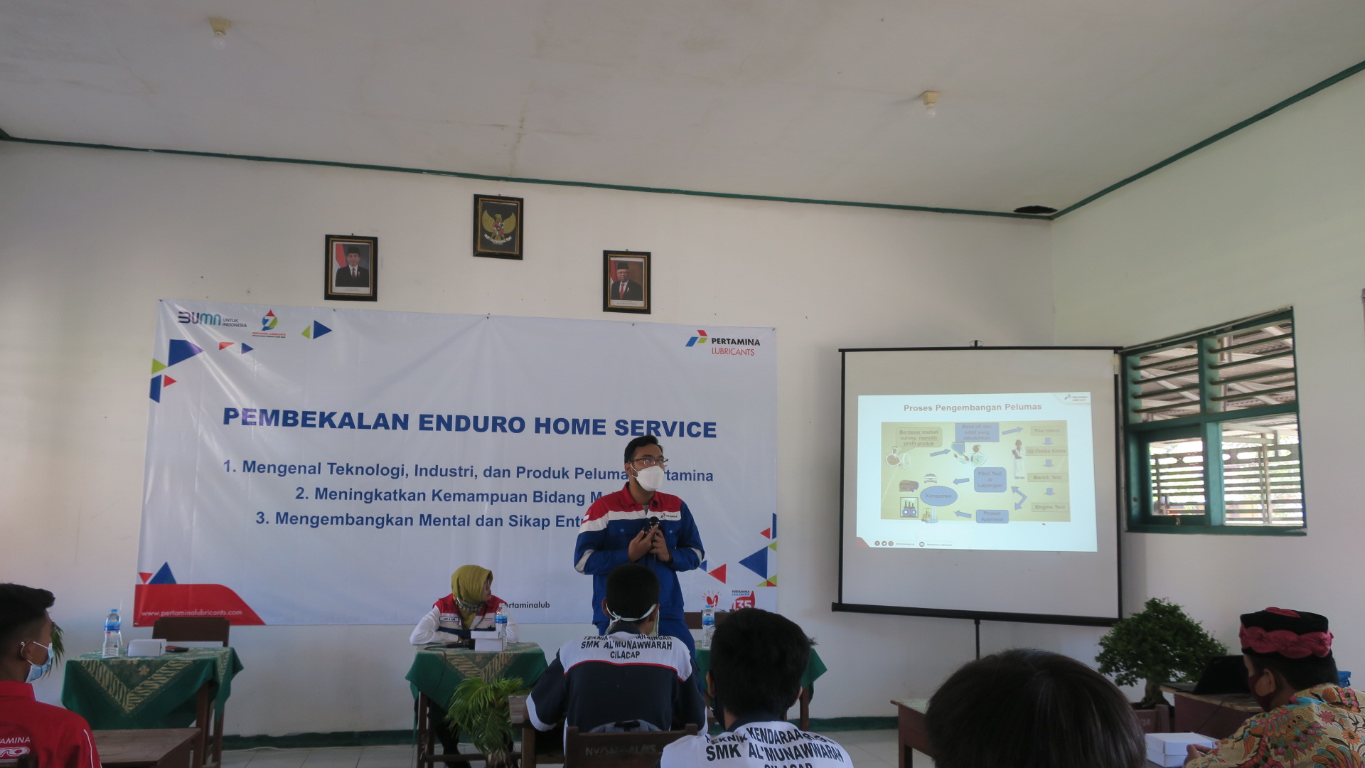 Bantuan pembelajaran praktek wirausaha di SMK Al Munawwarah