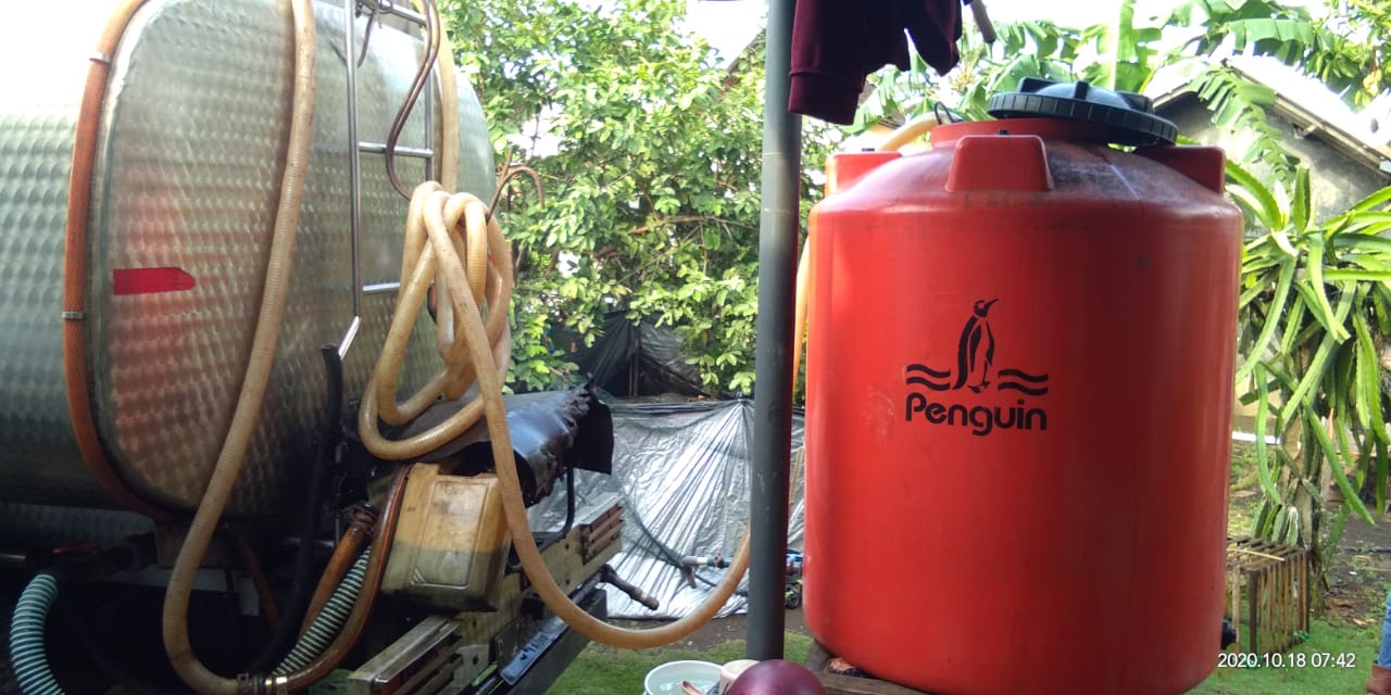 Pemberian air bersih kepada RT 06 Desa Karangkandri