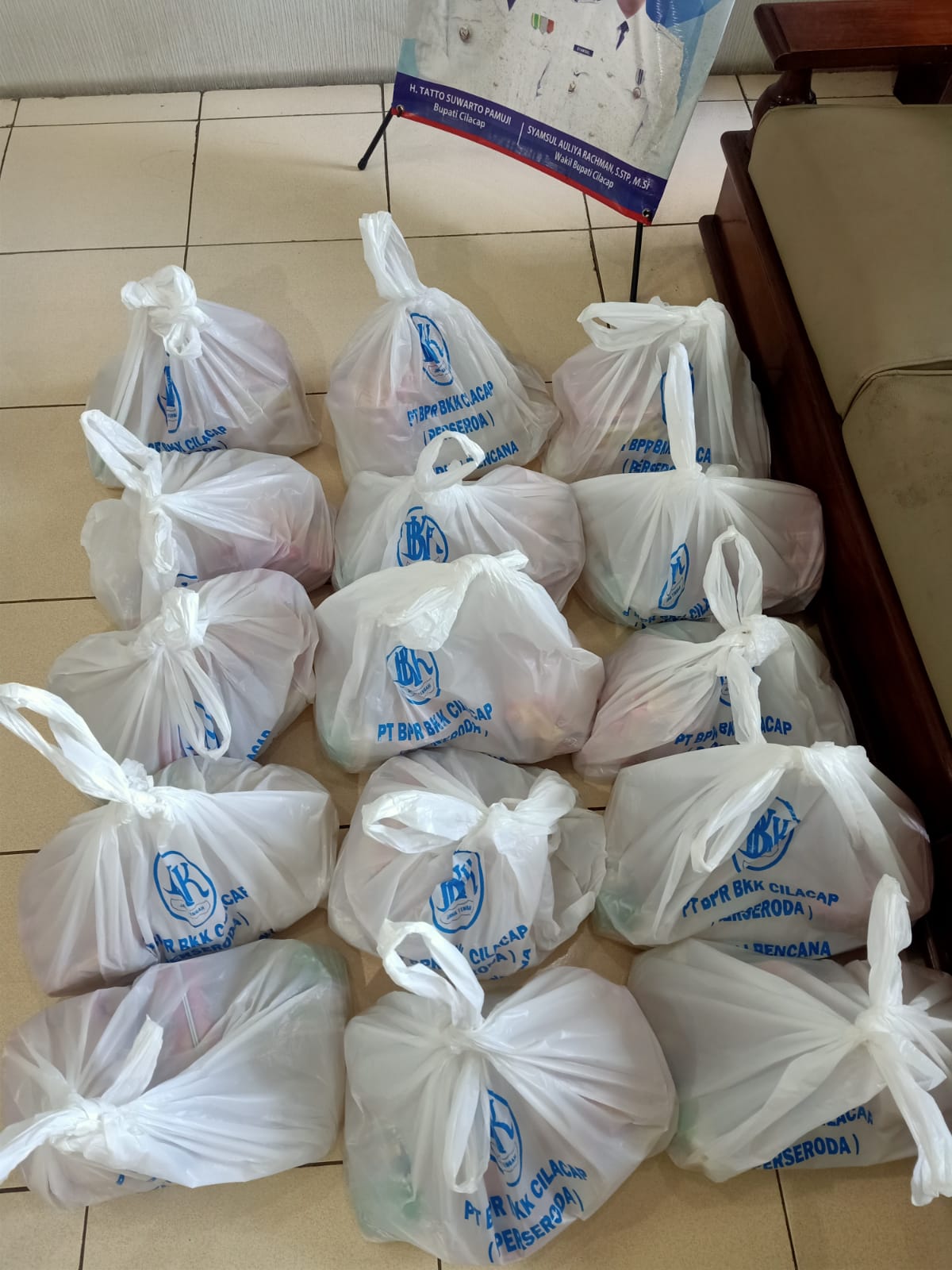 Bantuan 100 paket Sembako