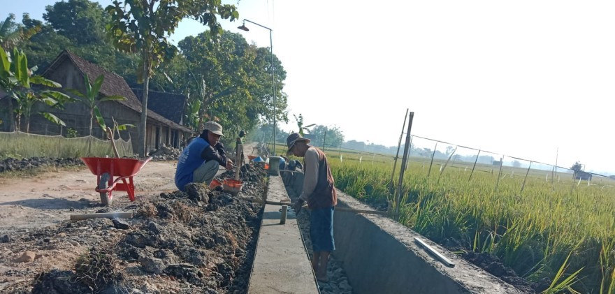 JALUR IRIGASI DESA CISUMUR KEC GANDRUNGMANGU