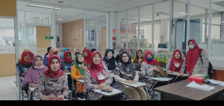 Anggota PKK 5 Kelurahan (Kel. Kutawaru, Kel. Sidanegara, Kel. Lomanis, Kel. Gunung Simping, Kel. Donan), 