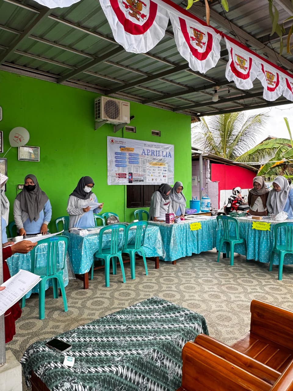Warga masyarakat di lingkungan Posyandu Laras Palupi 