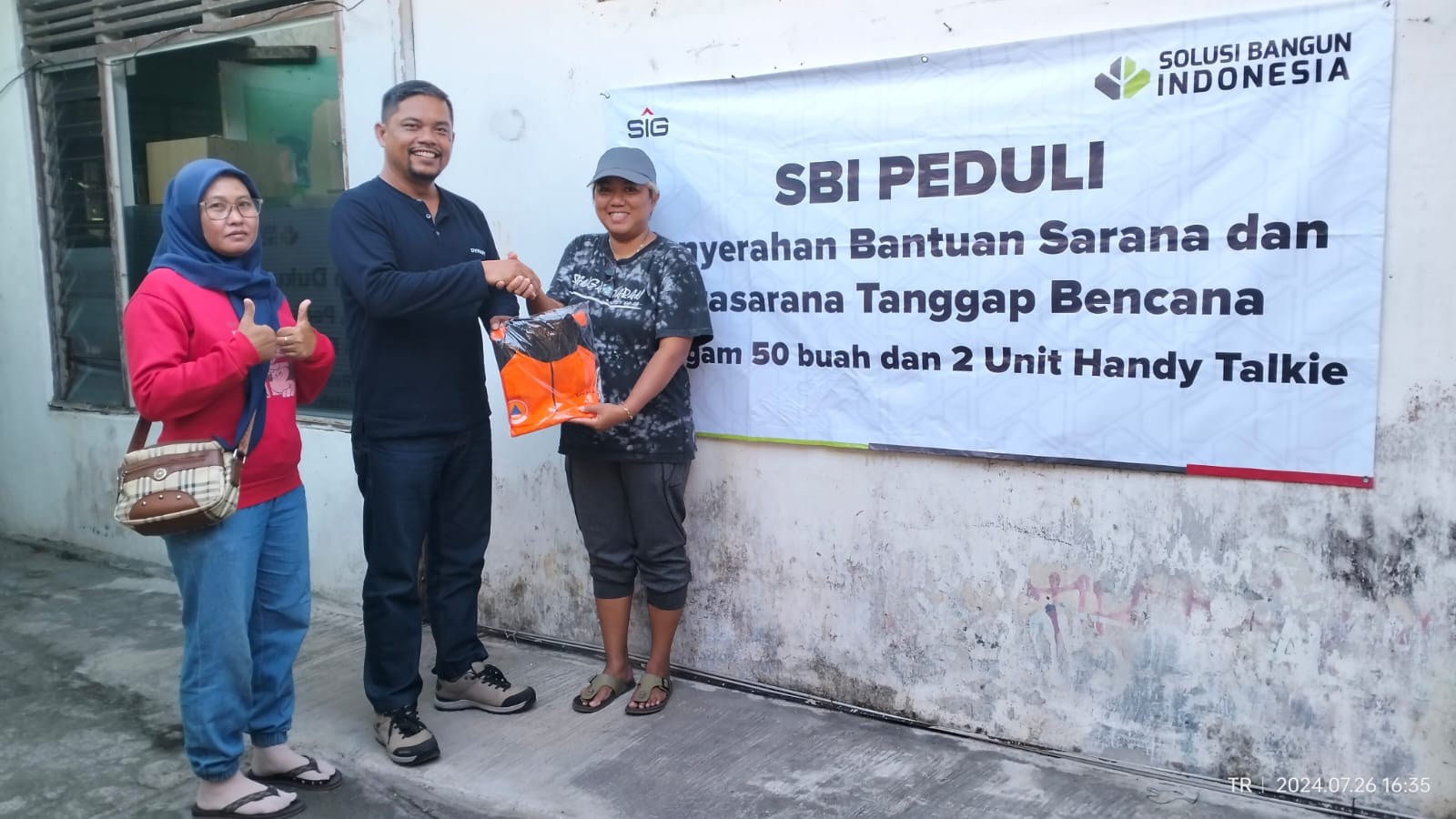 masyarakat di sekitar pabrik dan tambang SBI dan masyarakat Kabupaten Cilacap 