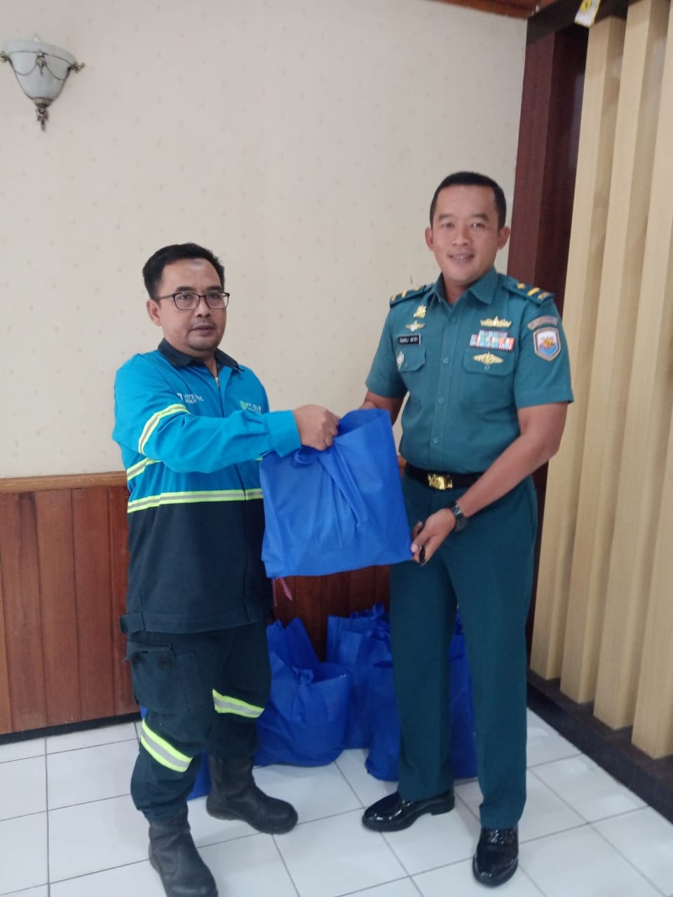 TNI AL Cilacap Donasi Paket Sembako